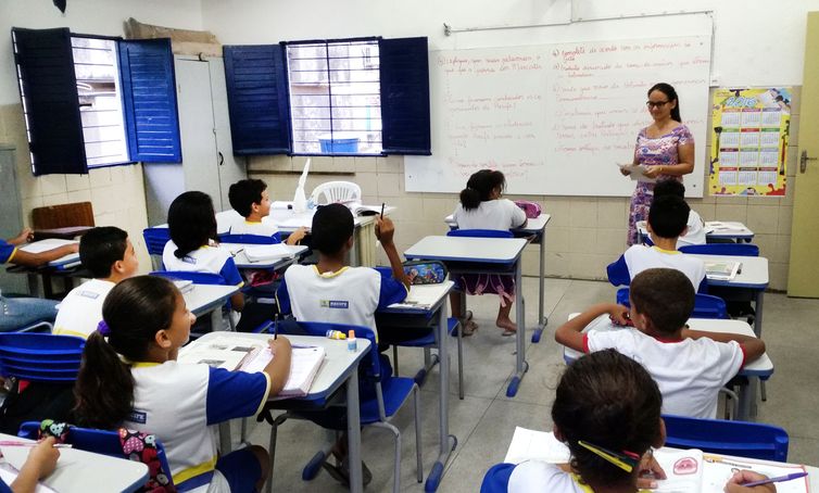 Recife  Alunos da Escola Municipal Abílio Gomes, na capital pernambucana, usam livros didáticos que podem ser proibidos pela Câmara de Vereadores (Sumaia Vilela / Agência Brasil)