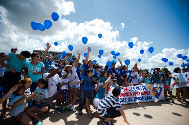 Brasília - Grupos que militam contra o preconceito e pela conscientização sobre o autismo promovem carreata pela região central de Brasília. Ao final, balões azuis foram soltos em comemoração ao Dia Mundial da Conscientização do Autismo. 