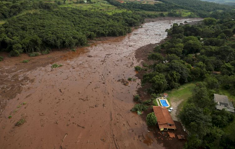 Arquivo/REUTERS/Washington Alves/Direitos Reservados A house is seen in an area next to a dam owned by Brazilian miner Vale SA that burst, in Brumadinho