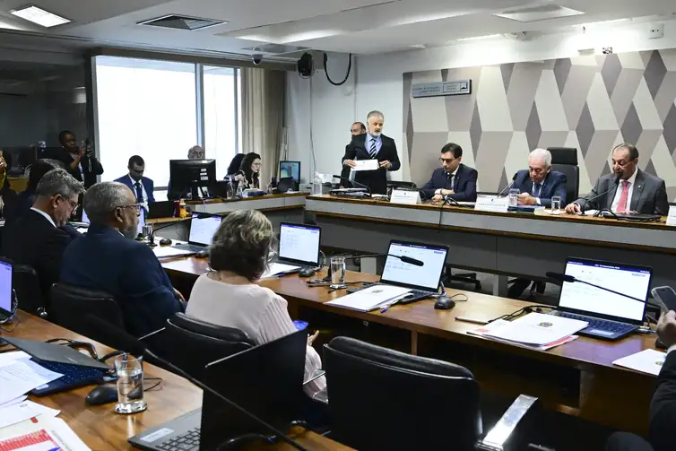 CCJ - Comissão de Constituição, Justiça e Cidadania
Comissão de Constituição, Justiça e Cidadania (CCJ) realiza reunião para analisar a PEC do fim da escala 6x1. A Proposta de Emenda à Constituição 221/2019 prevê dois dias de repouso semanal remunerado e reduz a carga horária máxima de trabalho semanal de 44 para 40 horas, sem redução de salário. Ainda na pauta, a votação da PEC 18/2025, a chamada PEC da Segurança Pública, que prevê integração dos órgãos de segurança pública e mais recursos para o setor.

 

Mesa:

relator da PEC 221/2019 na Câmara dos Deputados, deputado Leo Prates (Republicanos-BA);

presidente da CCJ, senador Otto Alencar (PSD-BA);

relator da PEC 221/2019, senador Omar Aziz (PSD-AM);

vice-presidente da CCJ, senador Vanderlan Cardoso (PSD-GO).

 

Bancada:

senadora Teresa Leitão (PT-PE);

senador Paulo Paim (PT-RS);

senador Rogério Carvalho (PT-SE);

senador Weverton (PDT-MA).

 

Foto: Geraldo Magela/Agência Senado