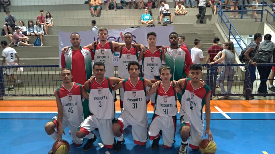 Time de basquete juvenil