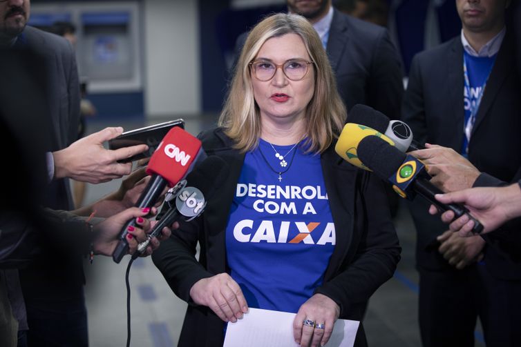 Brasília (DF) 21/07/2023 - A presidenta da Caixa Econômica Federa, Rita Serrano fala com jornalista em uma agência do banco. A CAIXA abrirá todas as agências com uma hora de antecedência, nesta sexta-feira, para ação voltada ao público do Desenrola Brasil. 
Foto: Joédson Alves/Agência Brasil 

