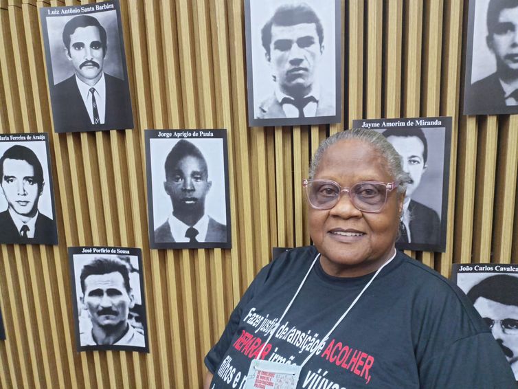 Brasília (DF), 06/12/2025 - Maria de Fátima Marinelli, de 68 anos.
Cerimônia de entrega certidões de óbito retificadas a familiares de mortos e desaparecidos na ditadura, durante o II Encontro Nacional de Familiares de Pessoas Mortas e Desaparecidas Políticas (II ENAFAM). 
Foto: Luiz Cláudio/Agência Brasil