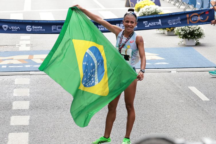 São Paulo (SP), 31/12/2025 - Atleta brasileira Núbia de Oliveira, terceiro lugar da categoria feminina da 100ª Corrida Internacional de São Silvestre. Foto: Paulo Pinto/Agencia Brasil
